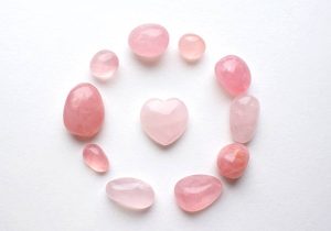 Różowe kryształy kwarcu różowego lecznicze czakry na różowym tle Prawdziwe kamienie półszlachetne Kryształy lecznicze