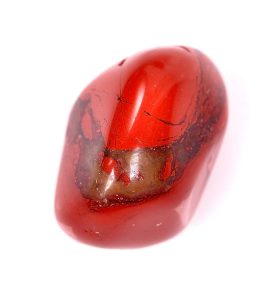 jaspis, minerał na białym tle