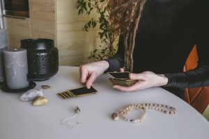 Młoda kobieta rozkłada karty na stole