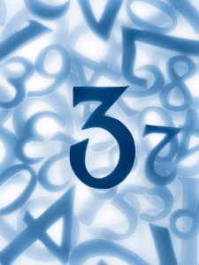 Stos niebieskich cyfr z cyfrą trzy pośrodku