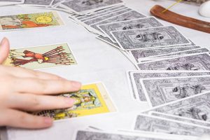 Osoba wróżąca z kart Tarota