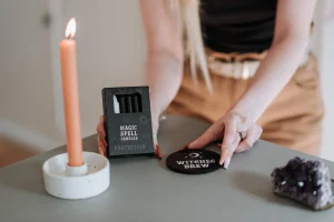 Przygotowania do odprawiania zaklęcia miłosnego