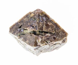 Fotografia makro naturalnego minerału z kolekcji geologicznej – surowy kryształ cyrkonu na białym tle.