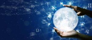 Astrologiczne znaki zodiaku nad księżycem w dłoni. Znajomość gwiazd na niebie. Koncepcja mocy wszechświata.