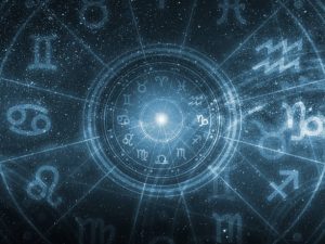 Znaki zodiaku wewnątrz koła horoskopu. Astrologia na niebie z wieloma gwiazdami i księżycami – koncepcja astrologii i horoskopów.