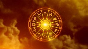 Pojęcie astrologii i horoskopu, osoba wewnątrz koła znaków zodiaku, astrologiczne znaki zodiaku wewnątrz koła horoskopu, astrologia, wiedza o gwiazdach na niebie, koncepcja mocy wszechświata.