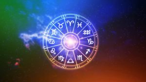 Pojęcie astrologii i horoskopu, osoba wewnątrz koła znaków zodiaku, astrologiczne znaki zodiaku wewnątrz koła horoskopu
