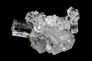 Kryształ soli mineralnej na białym tle