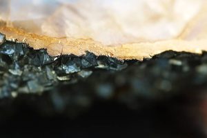 Makro złota bryłka, piryt żelaza i kwarc dymny, minerały