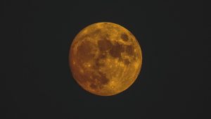 Księżyc w nietypowym kolorze