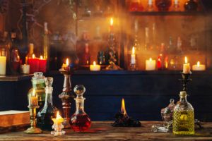 magiczne eliksiry w butelkach na drewnianym tle