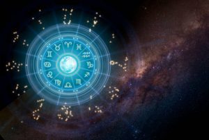 Znaki zodiaku wewnątrz koła horoskopu. Astrologia na niebie z wieloma gwiazdami i księżycami – koncepcja astrologii i horoskopów.