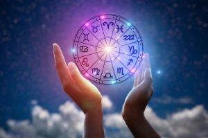 Znaki zodiaku wewnątrz koła horoskopu. Astrologia na niebie z wieloma gwiazdami i księżycami – koncepcja astrologii i horoskopów.