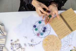 Kobieta numerolog i astrolog liczy liczby.