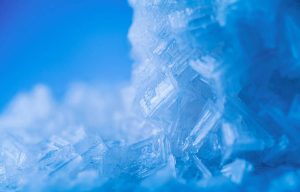 makro kryształ soli morskiej na niebieskim tle