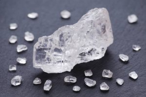 kryształki soli na czarnym tle, selektywna ostrość