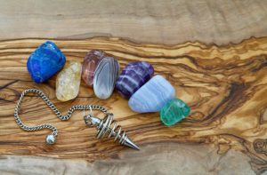 Obrazek przedstawia kilka wartościowych krystałow używanych w zoteryce