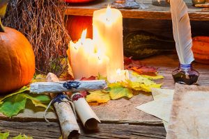 Magiczne zwoje i świeca na starym stole skryby.