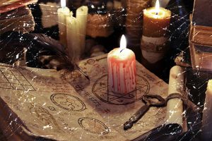 Mało ołtarzy rytualny na którym są świece i księga magiczna