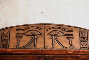 Horus był starożytnym egipskim bogiem nieba, który zwykle przedstawiano jako sokoła,